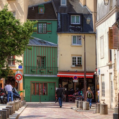 Walking tours through Paris neighborhoods, visits of museums, monuments and gardens