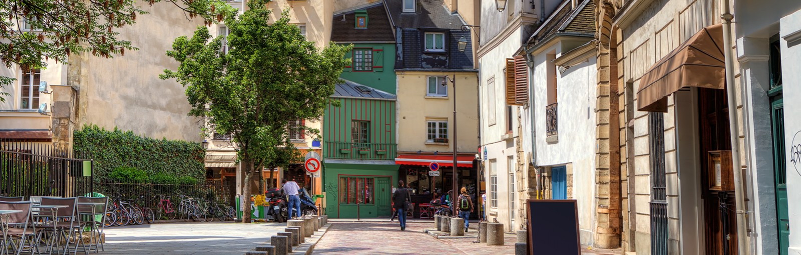 Walking tours through Paris neighborhoods, visits of museums, monuments and gardens